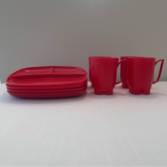 Vintage MCM Plastic Plates and Cups Made in the USA - Picture 15 of 15